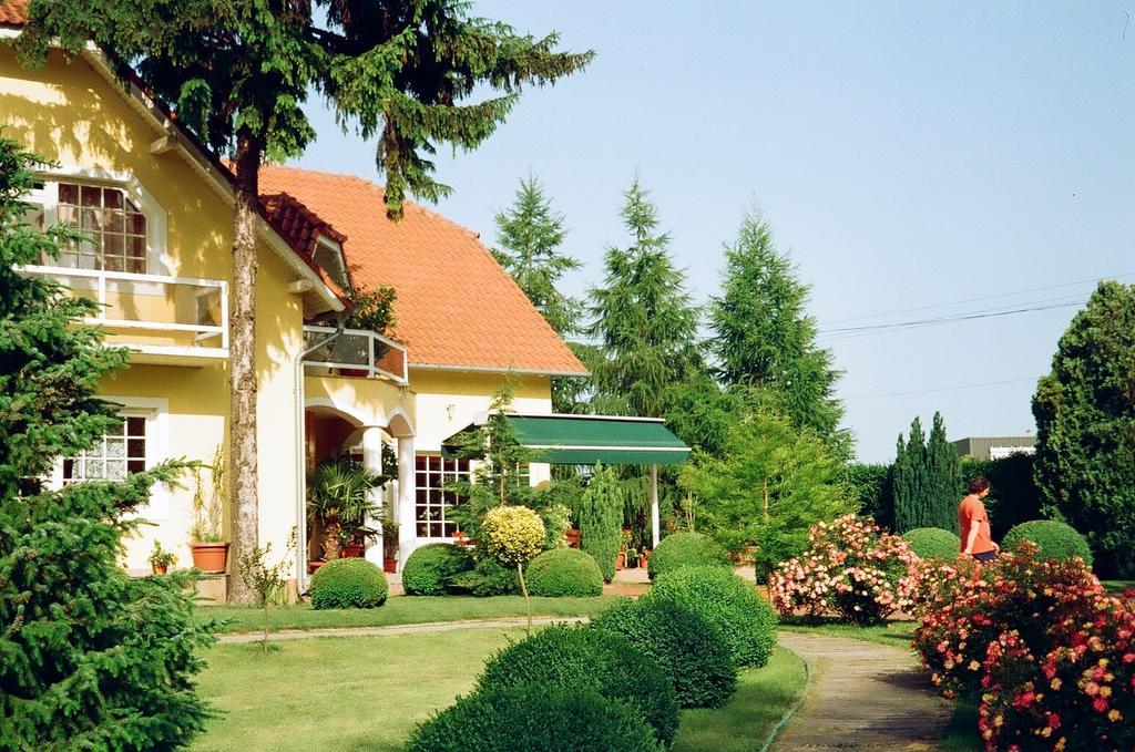 Villa Hedi Dunakiliti Exterior foto