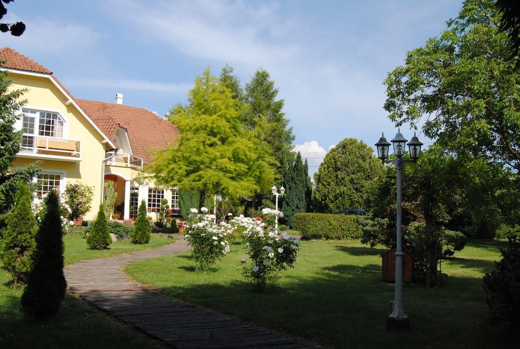 Villa Hedi Dunakiliti Exterior foto
